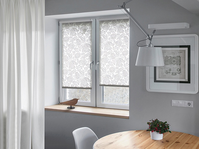 Монтаж рулонной шторы на створку окна - изображение 1 - заказать онлайн в салоне штор Benone в Ногинске